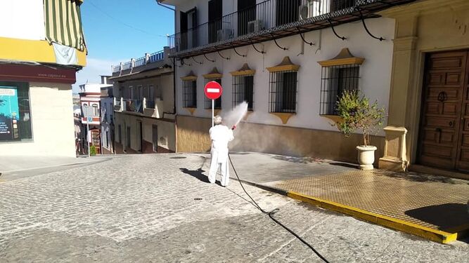 Desinfección de espacios públicos en El Carpio.
