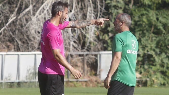 Sabas habla con Piovaccari en un entrenamiento en la Ciudad Deportiva.