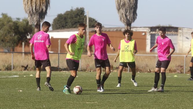 Varios jugadores del filial, en un entrenamiento en la Ciudad Deportiva.