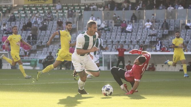 Piovaccari sortea a Hortal en el gol del Córdoba CF ante el Lorca Deportiva.