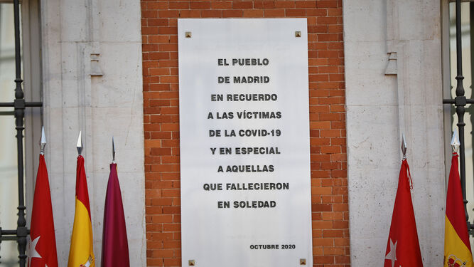 Una placa en la Puerta del Sol recuerda a las víctimas del coronavirus