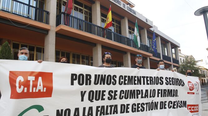 Los trabajadores de Cecosam a las puertas del Ayuntamiento de Córdoba
