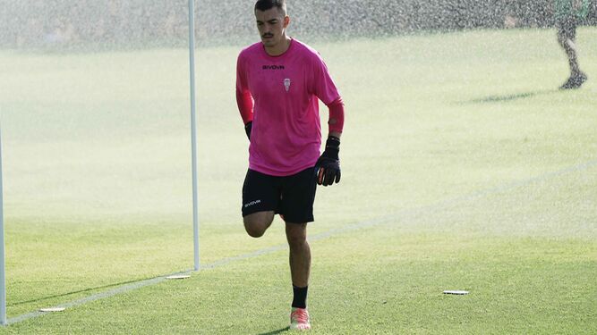 Edu Frías calienta antes de un entrenamiento en la Ciudad Deportiva.