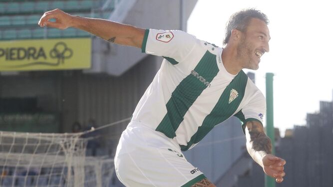 Federico Piovaccari celebra con la grada el único tanto del partido ante el Lorca Deportiva.