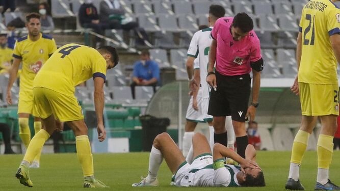 Miguel de las Cuevas se duele sobre el césped antes de retirarse lesionado.
