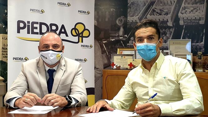 Javier Piedra y Paco Salinas, en la firma del convenio de esponsorización.