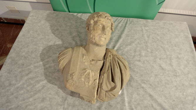 Busto de Adriano expoliado en Santaella.