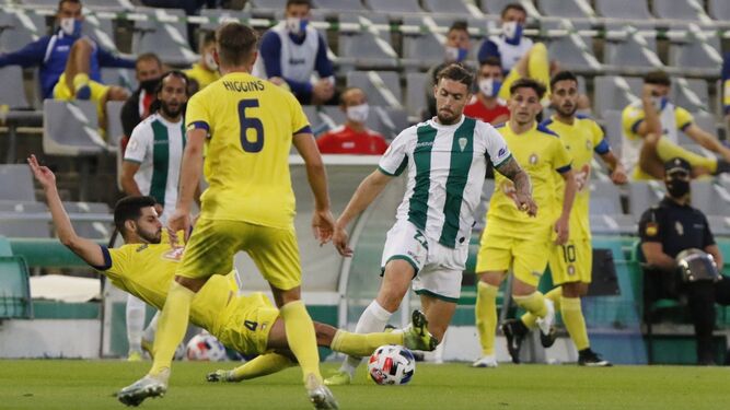 Samu Delgado intenta zafarse de un jugador del Lorca Deportiva en el primer partido de liga.