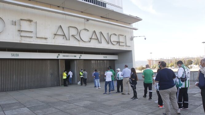 Aficionados blanquiverdes guardan cola en una de las entradas antes del choque ante el Lorca Deportiva.