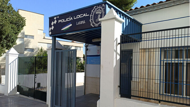 Puerta de la Jefatura de la Policía Local de Lucena.