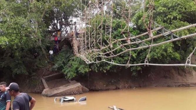 Cinco muertos al desprenderse un puente colgante en Colombia
