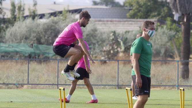 Samu Delgado salta una valla junto a Víctor Salas en una sesión en la Ciudad Deportiva.