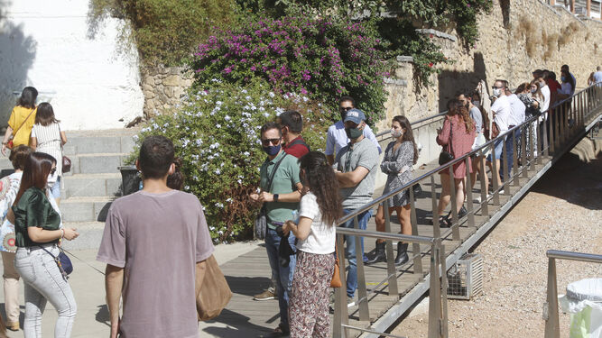 Turistas en la zona del Alcázar Viejo.