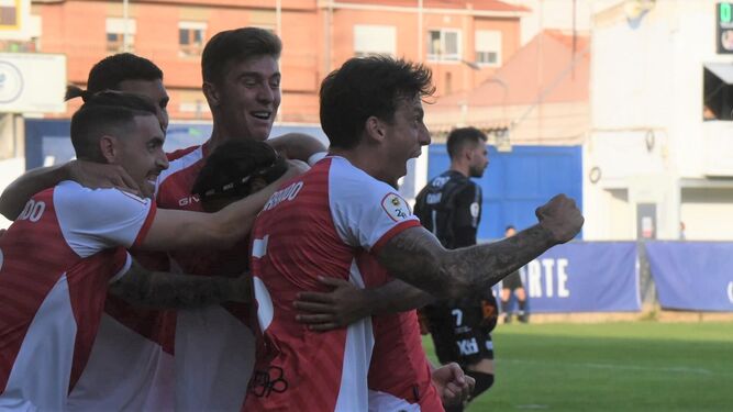 Farrando celebra con rabia, junto a sus compañeros, el gol de Mario Ortiz en Yecla.