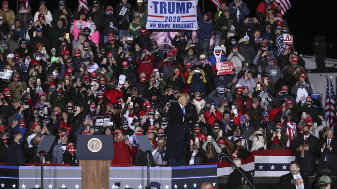 El presidente de los Estados Unidos, Donald Trump, saluda a los participantes en un mitin en el estado de Wisconsin, el sábado.