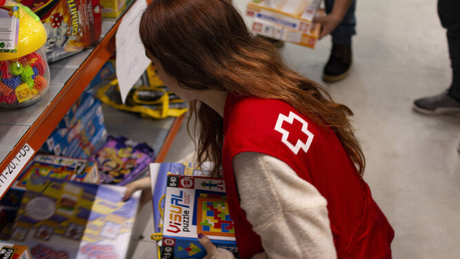 Una voluntaria de Cruz Roja durante la campaña.