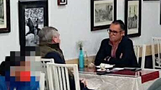 Manolo Vizcaíno conversa con Rodri en la mañana del martes en un bar de Sevilla.