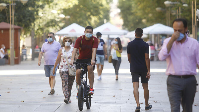 Personas pasean por el centro de Córdoba.