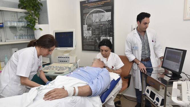 Roberto Valverde, junto a dos profesionales de la Unidad del Ictus asistiendo a un paciente.