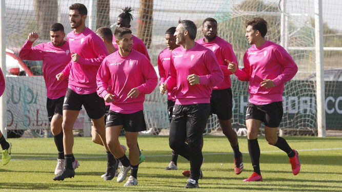 Jesús Álvaro y Djak Traoré participan del entrenamiento con el resto del grupo.
