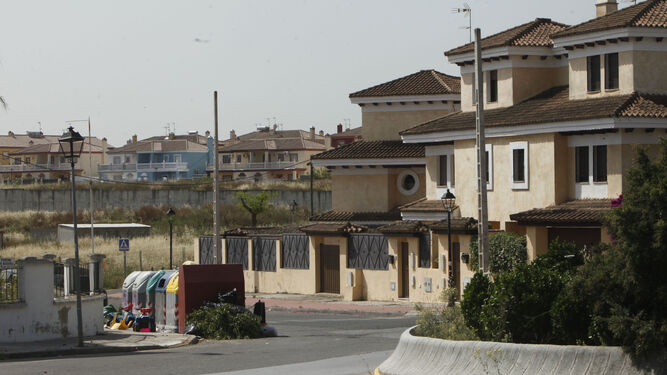 Viviendas de Espartinas, el tercer municipio más rico de Andalucía, en una imagen de archivo.
