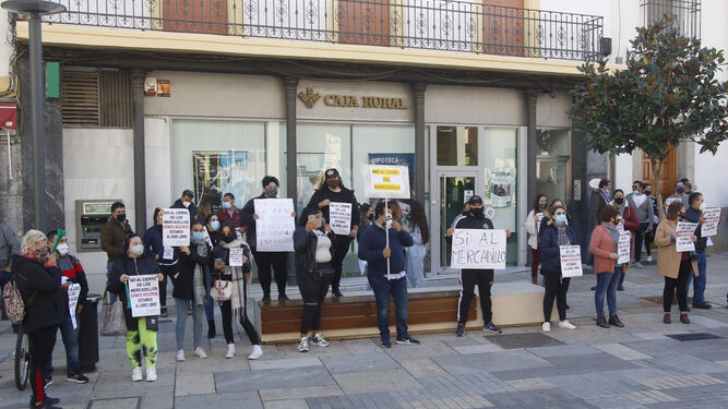 Protesta del comercio ambulante a las puertas del Ayuntamiento.
