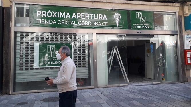 El local en el que se ubicará la tienda del Córdoba CF ya luce los colores blanquiverdes.
