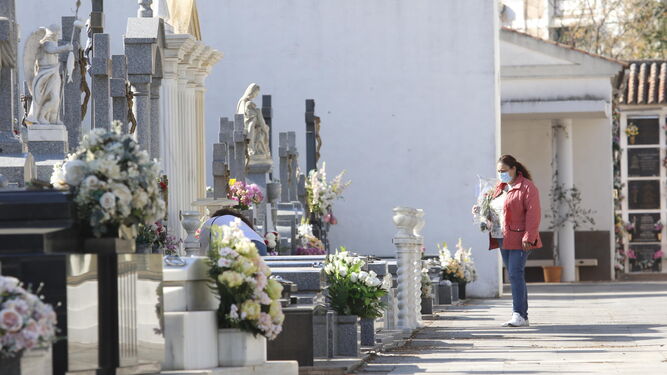 Una mujer visita uno de los panteones del cementerio de San Rafael.
