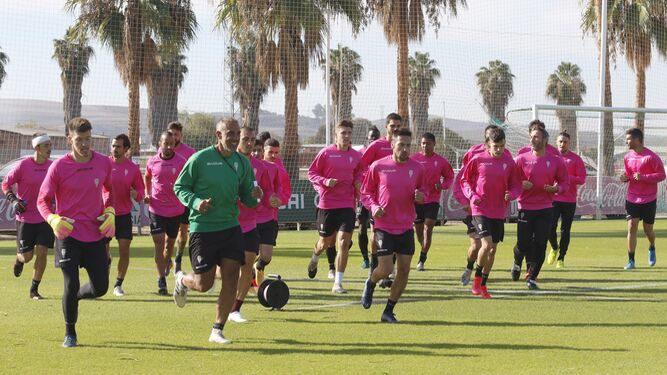 Los jugadores del Córdoba CF calientan antes de iniciar un entrenamiento.