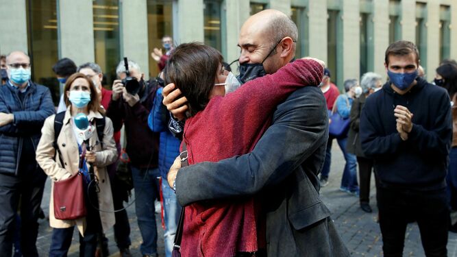 El ex 'conseller' de ERC Xavier Vendrell abraza ayer a Marta Molina tras quedar ambos en libertad.
