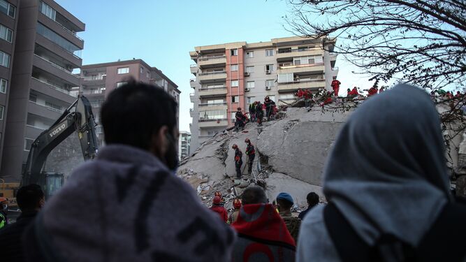 Trabajos en la ciudad turca de Esmirna tras el terremoto en el Egeo