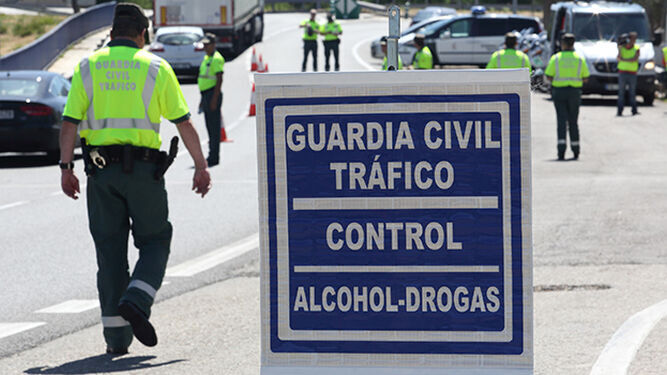 Guardias civiles en un control de alcoholemia.