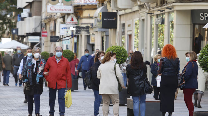 Personas caminan por la calle Cruz Conde.