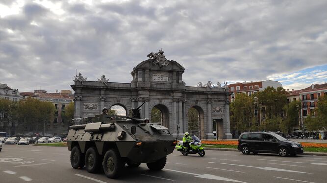 Una tanqueta ante la Puerta del Alcalá en una imagen compartida en las redes sociales