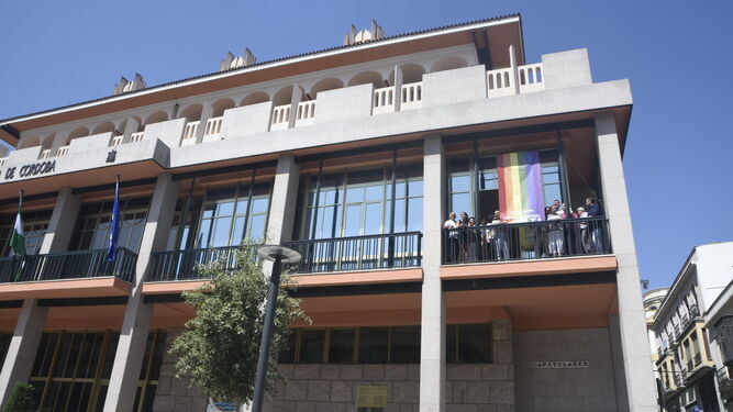 Bandera Lgtbi en la fachada del Ayuntamiento.