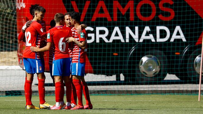 Los jugadores del Recreativo Granada celebran un gol en un partido de pretemporada.