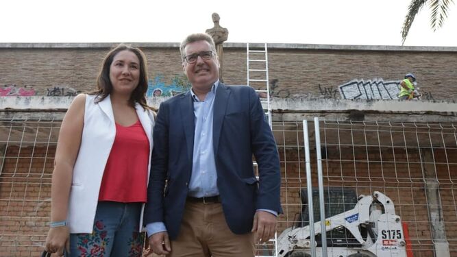 Gómez Calero y Torrejimeno en una visita al antiguo Pabellón de la Juventud.