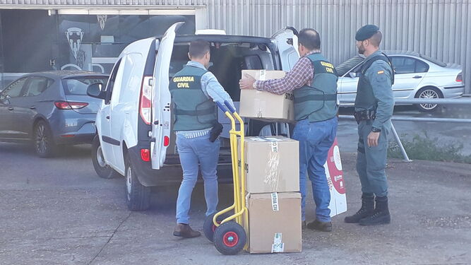 La Guardia Civil se lleva documentación durante su registro a las oficinas de El Arcángel.