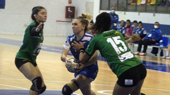 Lucía Vacas y Agus López intentan frenar la penetración de una jugadora del Oviedo.