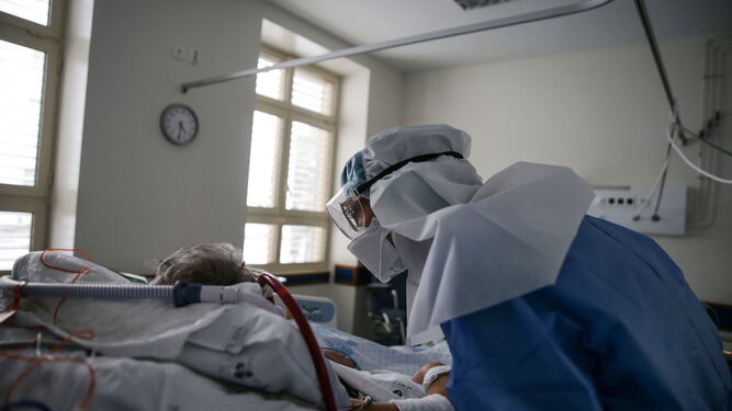 Una enfermera atiende a un paciente con covid en un centro hospitalario.