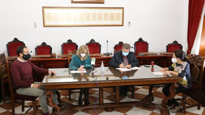 Firma del convenio entre el Ayuntamiento de Montoro y los comerciantes.