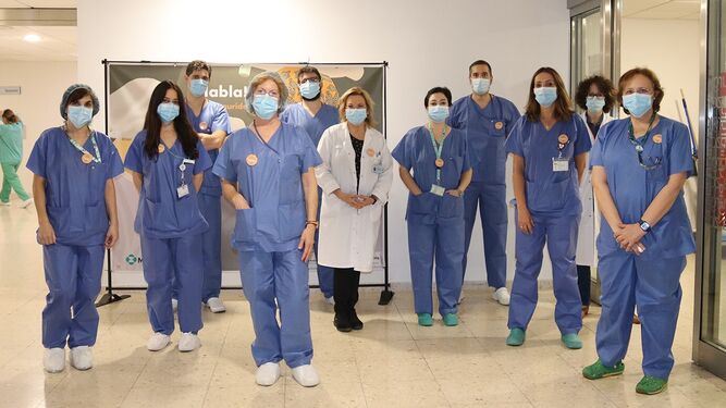 Diferentes especialistas y personal de Enfermería en el bloque quirúrgico del Reina Sofía.