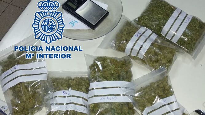 Droga y aparatos intervenidos por la Policía Nacional.