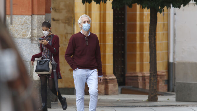 Un hombre camina con mascarilla en Córdoba.