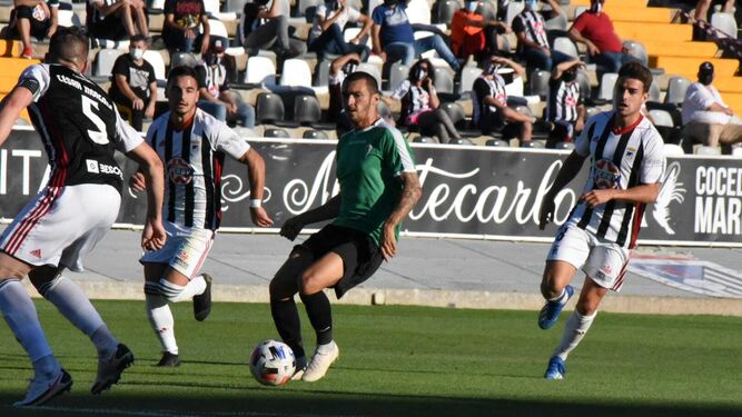 Moutinho da un pase rodeado por tres jugadores del Badajoz, en el amistoso de octubre.