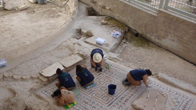 Varios arqueólogos trabajan en el yacimiento de Fuente Álamo.