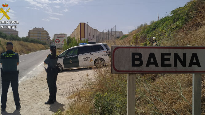 Una patrulla de la Guardia Civil, en uno de los accesos a Baena.