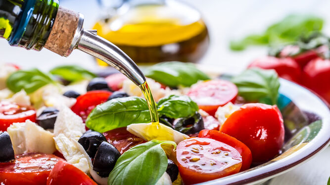 Aceite de oliva, fundamental en la dieta mediterránea.