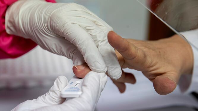Un profesional sanitario realiza un test rápido de coronavirus.