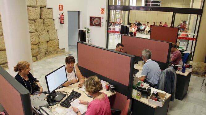 Imagen de archivo de trabajadores municipales en el Ayuntamiento de Córdoba.